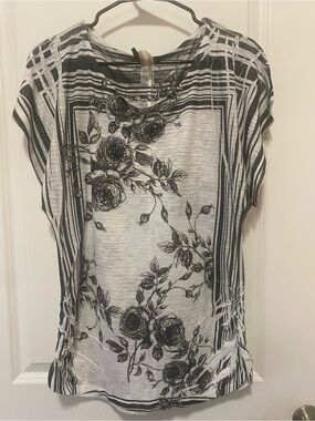 Banabee Women's Black & White Floral Short Sleeve Top